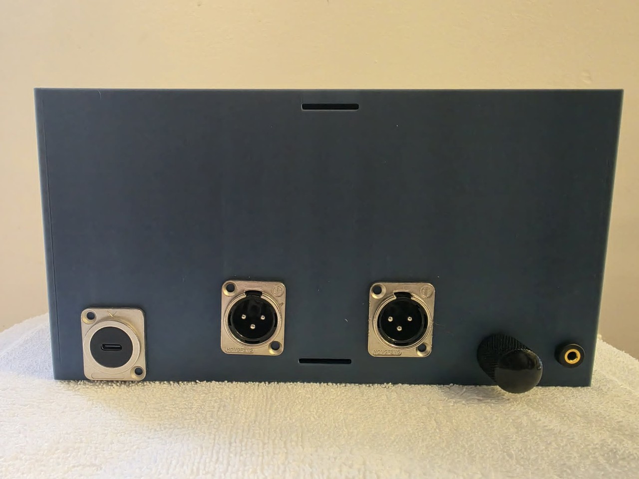 Panneau arrière : USB-C, deux sorties XLR, volume et prise casque