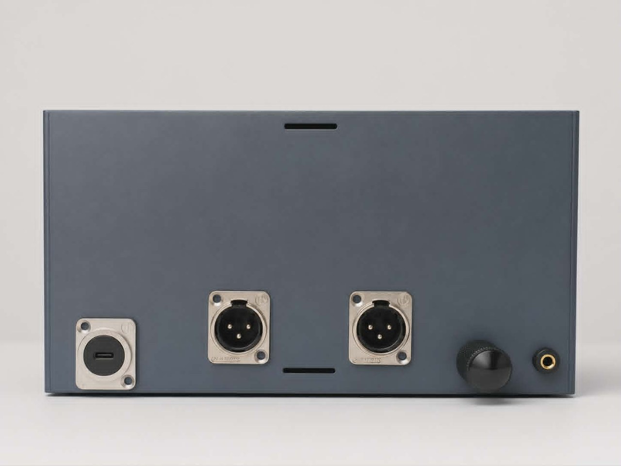 Panneau arrière : USB-C, deux sorties XLR, volume et prise casque